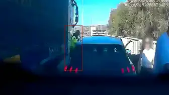 Çeşme Otoyolu'nda Jandarma Personeli Tır ile Otomobil Arasında Sıkıştı: Ölümden Döndü