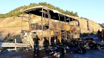 Denizli-Aydın Otoyolu'nda Korkunç Kaza: 8 Kişi Hayatını Kaybetti, Otobüs Küle Döndü