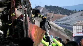 Denizli'de Yolcu Otobüsü Bariyerlere Çarparak Alev Aldı: 8 Kişi Hayatını Kaybetti, 33 Yaralı