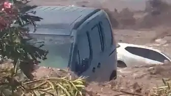 Doğu Akdeniz'de Şiddetli Sağanak: Hatay'da Caddeler Sular Altında Kaldı, Araçlar Zarar Gördü
