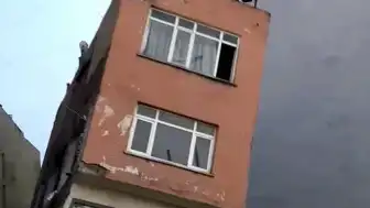 Erdek'te İnşaat Kazısı Nedeniyle 2 Katlı Bina Yıkıldı