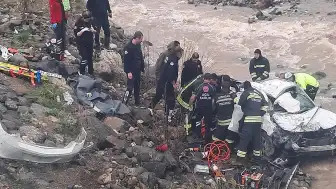 Erzincan'da otomobil dereye yuvarlandı: 2 kişi hayatını kaybetti, 1 yaralı