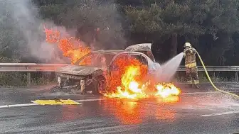 Esenyurt'ta Seyir Halindeki Otomobilde Yangın Çıktı