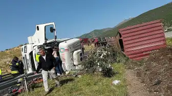 Gaziantep'te Tır Devrildi: Sürücü Yaralandı
