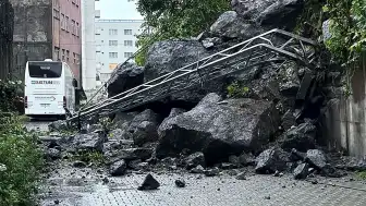 Hopa'da Heyelan: Dev Kaya Parçaları Sokağı Kapattı