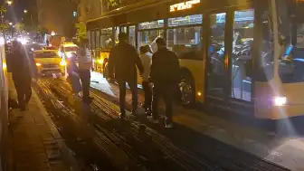 İETT otobüsüne inşaat demiri saplandı: Yolcu yaralandı