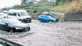 İstanbul'da Kuvvetli Sağanak: Yollar ve Tüneller Sular Altında Kaldı