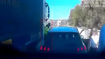 İzmir-Çeşme Otoyolu'nda Jandarma Personeli Tır ile Otomobil Arasında Sıkıştı: 1 Yaralı