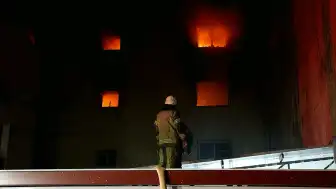 İzmir'de 5 Katlı Ayakkabı İmalathanesinde Yangın: 1 Kişi Dumandan Etkilendi