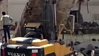 Kahta'da Yıkım Sırasında İş Makinesinin Üzerine Beton Bloğu Düştü