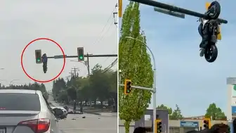 Kanada'da Trafik Işığında Asılı Kalan Motosiklet Şaşkınlık Yarattı