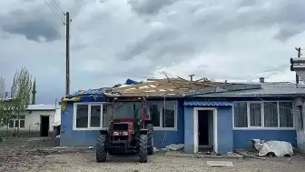 Kars'ta Şiddetli Rüzgar Maddi Hasara Yol Açtı: Çatılar Uçtu, Güneş Panelleri Savruldu