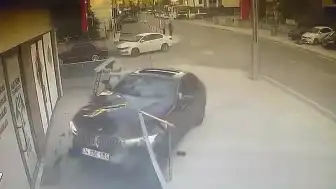Kocaeli'de Kontrolden Çıkan Otomobil İş Yerine Girdi: Kaza Anı Kamerada