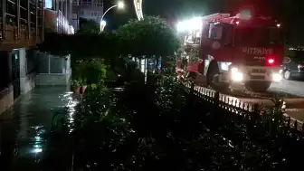 Kocaeli'nin Karamürsel İlçesinde Şiddetli Sağanak: Ev ve İş Yerleri Sular Altında Kaldı