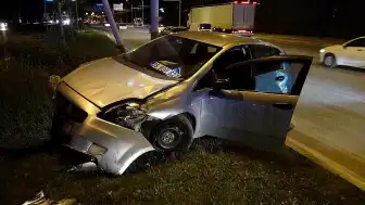 Malatya'da Trafik Kazası: Otomobil Tırla Çarpıştı, Refüje Çıktı
