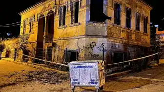 Manisa'da Tarihi Bina Çöktü, Araç Hasar Gördü