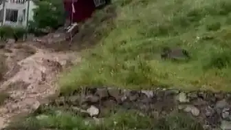Osmaniye'de Sağanak Sonucu Prefabrik Ev Devrildi