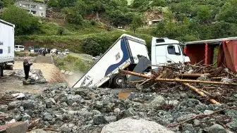 Osmaniye'de Sağanak Yağış Heyelana Neden Oldu: 6 Tır Zarar Gördü, Köy Yolları Kapandı