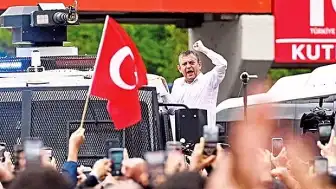 Özgür Özel, TOMA Üzerine Çıktı: "Parti Fiilen Kapanmıştır"