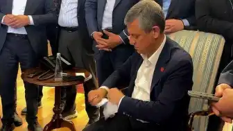 Özgür Özel'e Tebliğ Edilen Mutlak Butlan Kararı Belgesini Yırttı