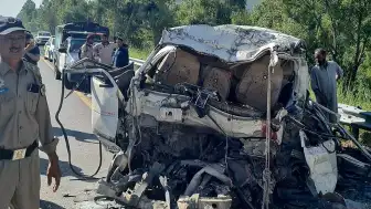 Pakistan'da Trafik Kazası: 17 Kişi Hayatını Kaybetti, 5 Kişi Yaralandı