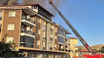 Pamukkale'de Apartman Çatısında Yangın Çıktı, Hasar Oluştu