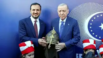 Recep Tayyip Erdoğan'a İstanbul'un Fethi'nin 573. Yıl Dönümü Anısına Miğfer Hediye Edildi