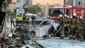 Şişli'de İş Yerine Giren Otomobil Yangına Neden Oldu: 2 Yaralı