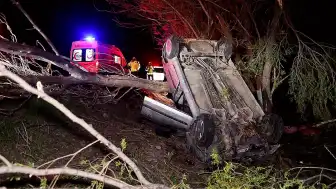 Sivas'ta Ağaca Çarpan Otomobilde 1 Kişi Hayatını Kaybetti, 4 Kişi Yaralandı