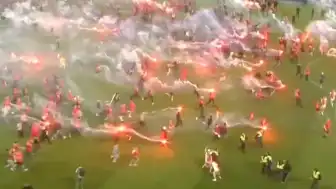 Slavia Prag-Sparta Prag derbisinde olaylar: Maç yarıda kaldı