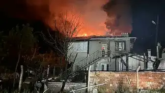 Tosya'da İki Katlı Evde Yangın: Kullanılamaz Hale Geldi