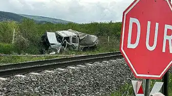 Tren kamyonete çarptı: 1 kişi hayatını kaybetti, 3 kişi yaralandı