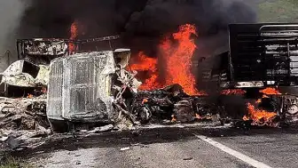 Van-Tatvan kara yolunda feci kaza: 2 sürücü hayatını kaybetti