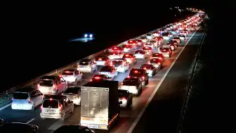 Anadolu Otoyolu Düzce Geçişinde Bayram Dönüşünde Yoğun Trafik
