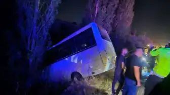 Ankara Mamak'ta Servis Minibüsü ile Otomobil Çarpıştı: 8 Yaralı