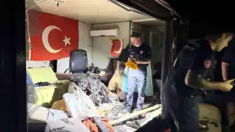 Antalya Serik'te Otomobilin Direğe Çarpması Sonucu Motor Parçası Barakaya Uçtu: 1 Ağır Yaralı