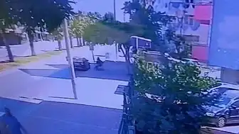 Antalya'da Bir Kadına Çocuğunun Gözü Önünde Saldırı: 5 Şüpheli Aranıyor