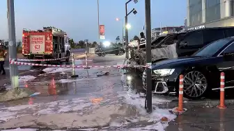 Bakırköy'de Galeride Bulunan 4 Lüks Otomobil Kundaklandığı Şüphesiyle Yandı