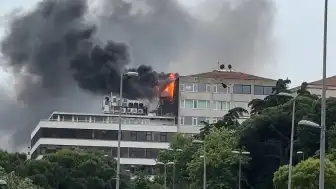 Beyoğlu'nda 5 Katlı Binada Çatı Yangını: Yaralı Yok