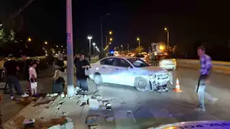 Bursa Osmangazi'de Makas Atan Otomobil İki Aracı Dereye Sürükledi: 6 Yaralı