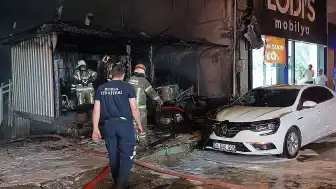 Bursa'da Depoda Çıkan Yangın Otomobile Sıçradı