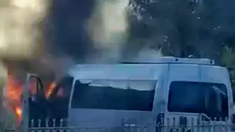 Diyarbakır'da Seyir Halindeki Minibüs Alevlere Teslim Oldu: Kullanılamaz Hale Geldi