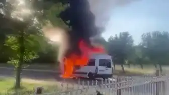 Diyarbakır'da Seyir Halindeki Minibüs Yanarak Kullanılamaz Hale Geldi