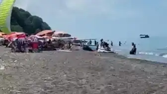 Düzce Akçakoca'da Motorlu Yamaç Paraşütü Kazası: Sahildeki 3 Kişi Yaralandı
