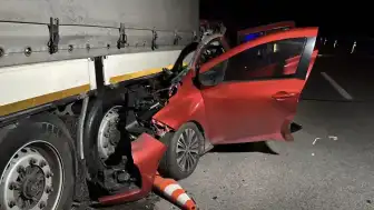 Edirne'de Tıra Arkadan Çarpan Otomobilin Sürücüsü Hayatını Kaybetti