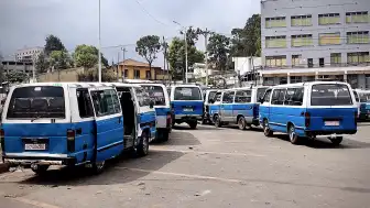 Etiyopya'da Ulaşım: Mavi-Beyaz Minibüslerin Rolü