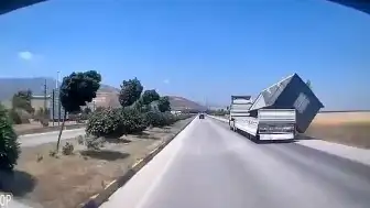 HATAY'da Fırtına Nedeniyle TIR'dan Konteyner Düştü, O Anlar Kamerada