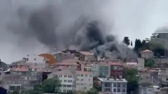 İstanbul Fatih'te Bina Yangını: Alevler Çevredeki Araçlara Sıçradı
