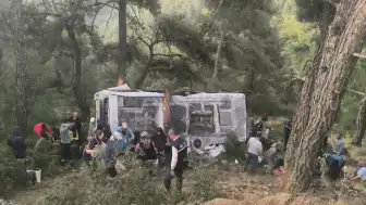 İzmir Bayındır'da Tarım İşçilerini Taşıyan Minibüs Şarampole Devrildi: 22 Yaralı