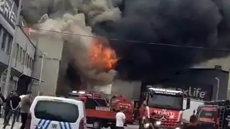 Konya'da Yatak Fabrikasında Yangın: 1 İtfaiye Eri Yaralandı